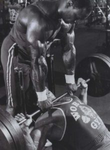 lee haney e rich gaspari allenano i pettorali con la panca inclinata